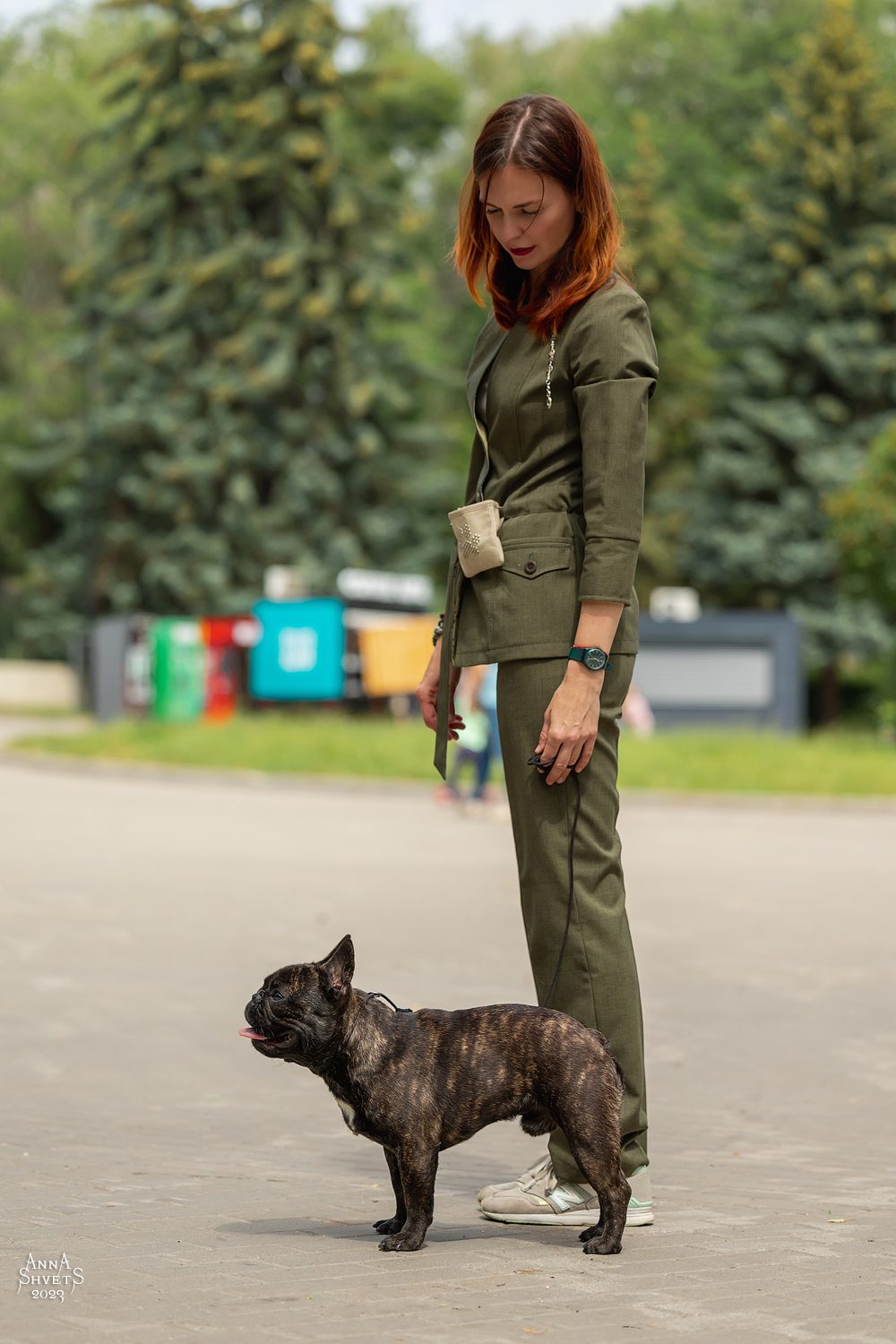 Гера бежит по рингу рядом с хендлером