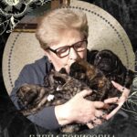 Памятная открытка: Елена Борисовна Петровская держит на руках трёх тигровых щенков французского бульдога, внизу даты жизни