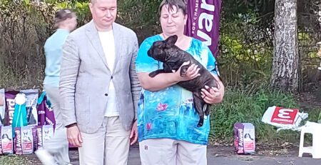 Иштар на руках у владелицы рядом с судьёй, у ног таблички второго и третьего места