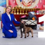 Оскар с хендлером у таблички первого места