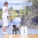 Оскар в стойке на фоне баннера выставки «Осенний блюз»