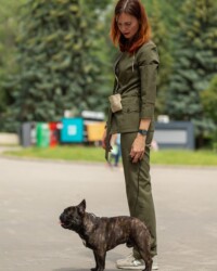 Гера бежит по рингу рядом с хендлером