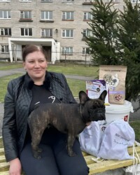 Иштар стоит рядом с владелицей на лавочке у площадки, рядом призы