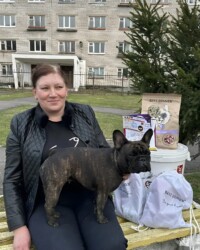 Владелица с Иштар на лавочке у выставочной площадки