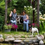 Барбарис с Шанель и владелицами на садовых качелях; рядом стоит мать Барбариса.